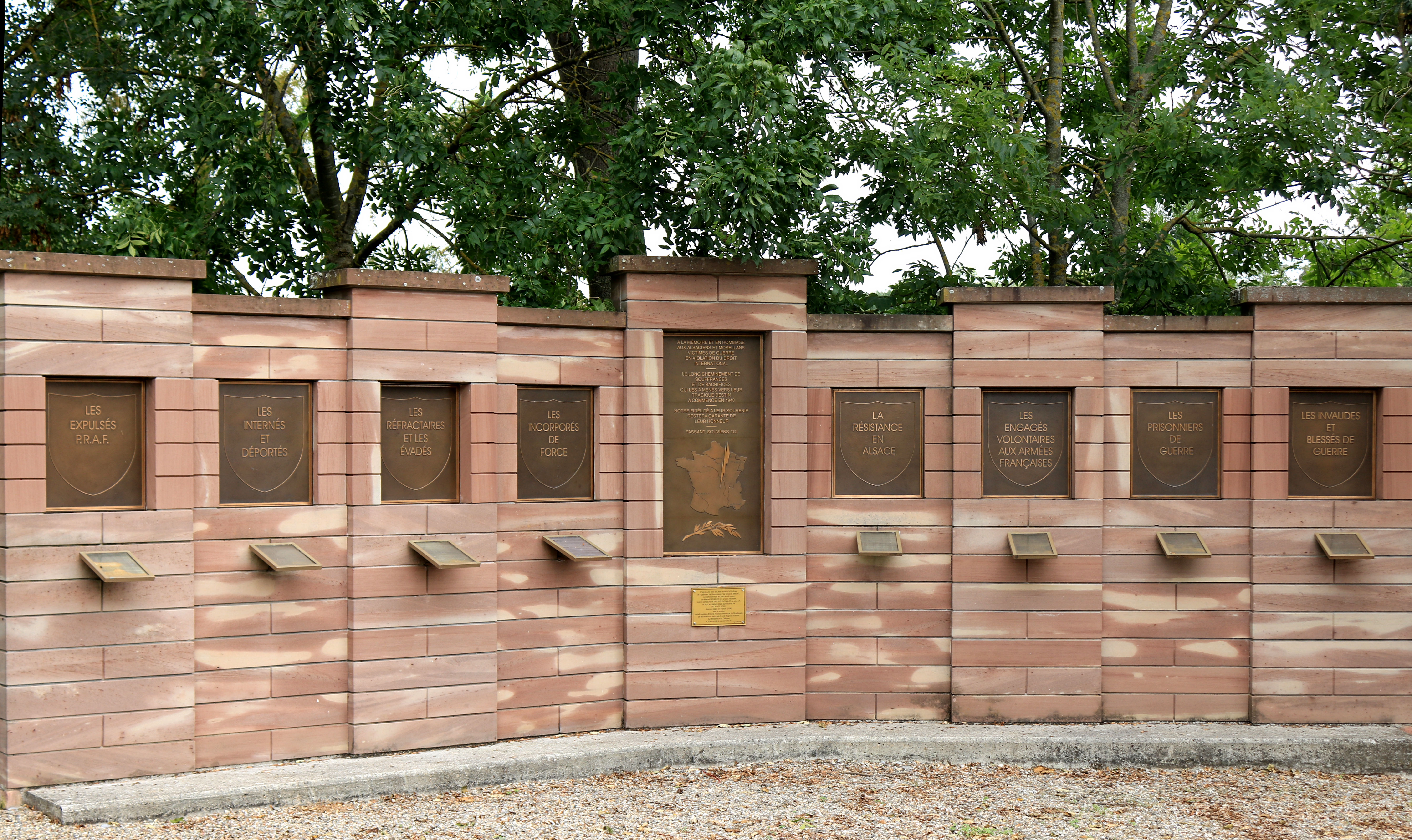 Croix du Moulin wall